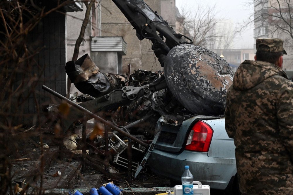 Petugas keamanan mendatangi lokasi jatuhnya helikopter di Brovary, dekat Kyiv, Ukraina pada 18 Januari 2023/Bloomberg/Getty Images-Sergei Supinsky