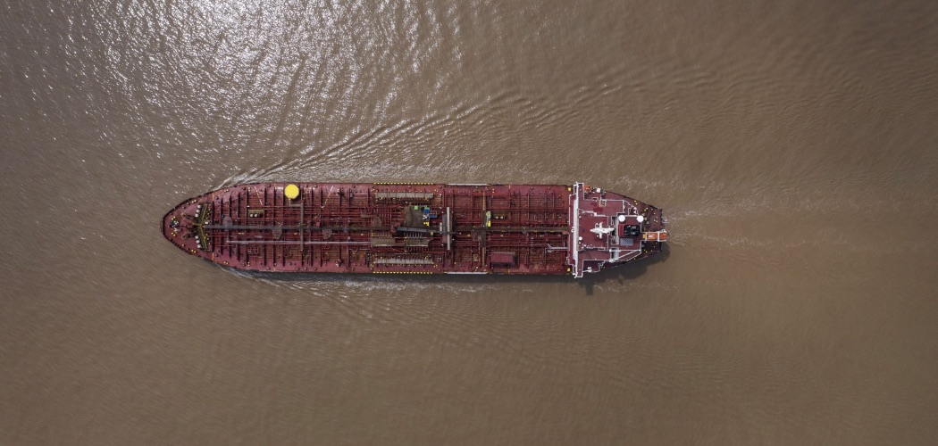 Kapal tanker melaju di Laut China Selatan./Bloomberg-Qilai Shen