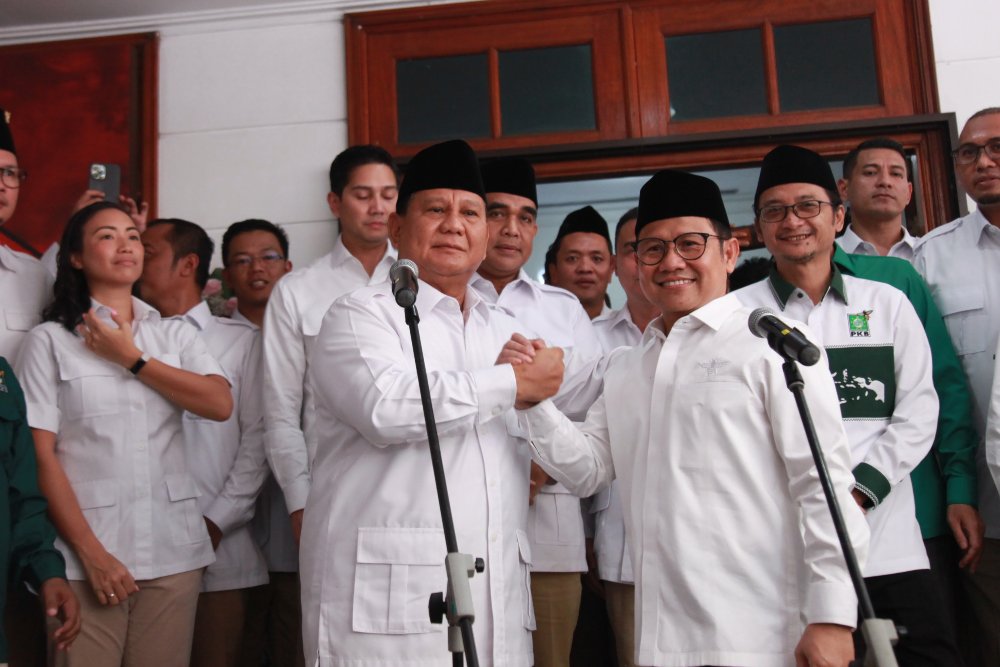 NasDem Kunjungi Sekber Gerindra-PKB, Bahas Koalisi?. Ketua Umum Partai Gerindra Prabowo Subianto (kiri) dan Ketua Umum Partai Kebangkitan Bangsa (PKB) Muhaimin Iskandar (kanan) berjabatan tangan seusai membuka Sekretariat Bersama (Sekber) Partai Gerindra - PKB di Jakarta, Senin (23/1/2023). Pembukaan Sekber tersebut untuk mempererat koalisi kedua partai dalam upaya pemenangan Pemilu 2024. ANTARA FOTO/Reno Esnir/nym.