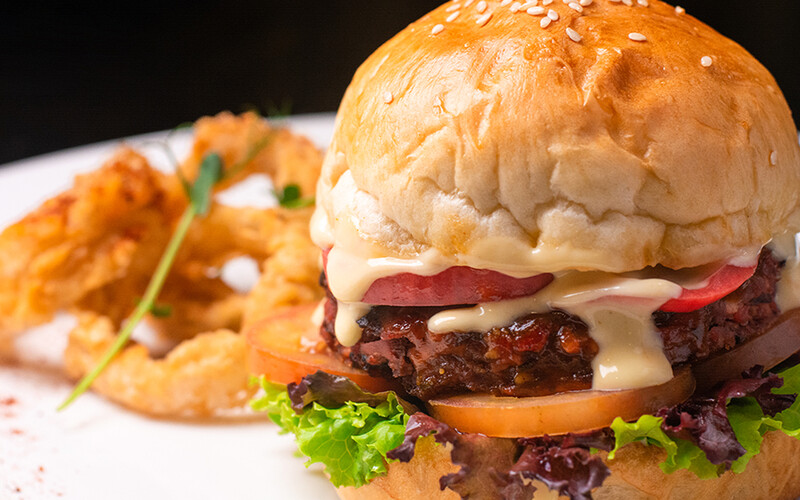 Marquess Gumaya Tower Hotel Semarang Perkenalkan Menu Veggie Burger
