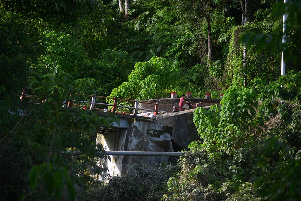  Warga Nekat Lewati Jembatan Rusak di Padang Pariaman