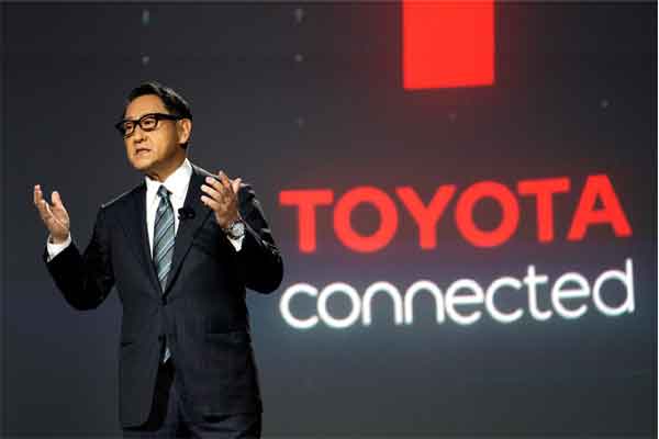 Akio Toyoda, President Toyota Motor Corporation, mengumumkan mobil konsep terbaru sepenuhnya otonom yang didesain untuk pengendaraan mengasyikkan, pengiriman paket barang, dan fungsi lainnya di CES di Las Vegas, Nevada, AS, 8 Januari 2018. /REUTERS-Rick Wilking