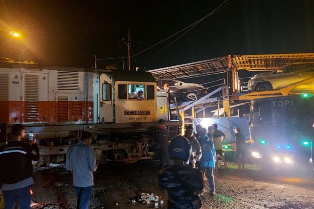  Detik-Detik Kecelakaan Kereta Sancaka Tabrak Truk Pembawa Mobil