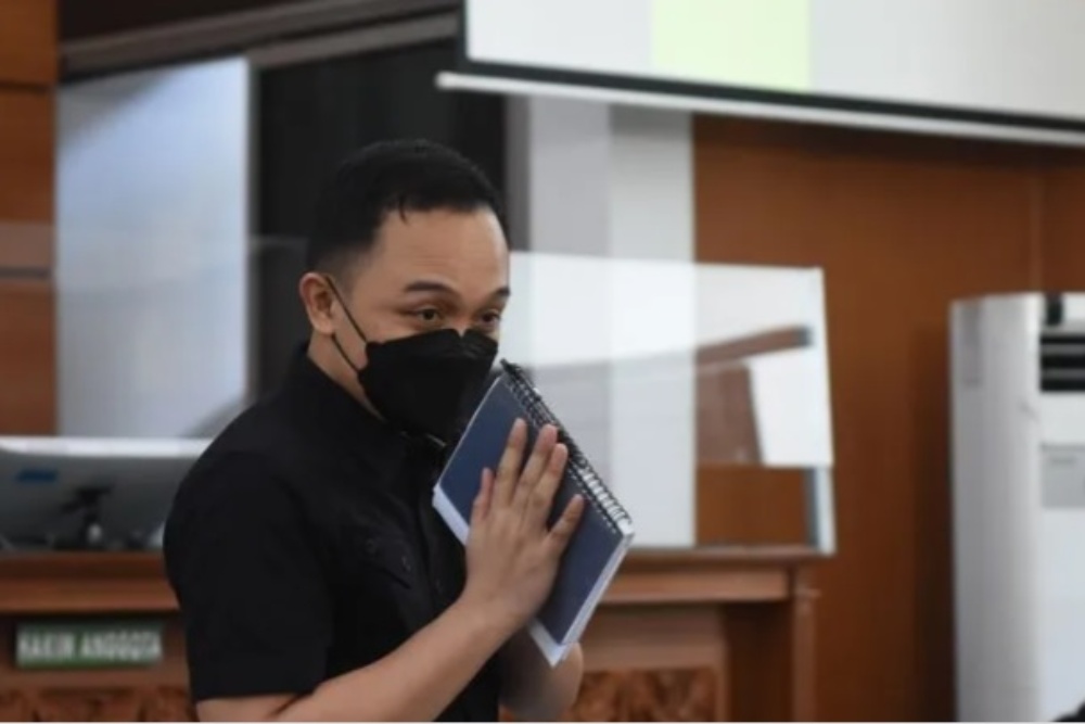 Terdakwa Ricky Rizal memberi salam saat mengikuti sidang lanjutan kasus pembunuhan berencana terhadap Brigadir Nopriansyah Yosua Hutabarat di Pengadilan Negeri Jakarta Selatan, Jakarta, Senin (9/1/2023)./Antara