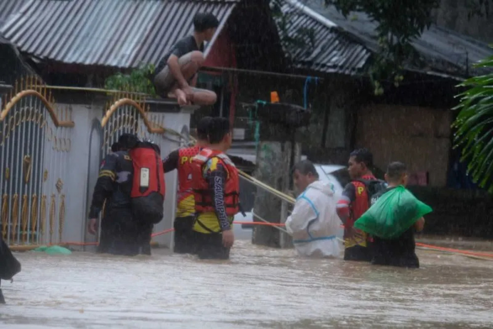 Personel Polda Sulut dalam penanganan banjir di Manado./Antara-Humas Polda Sulut.