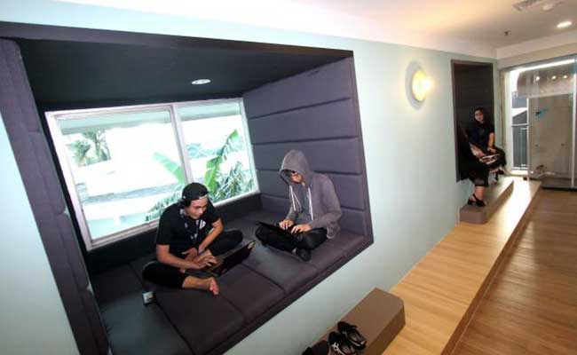 Karyawan beraktivitas di coworking space CoHive terbaru di Jakarta. Bisnis/Arief Hermawan P 