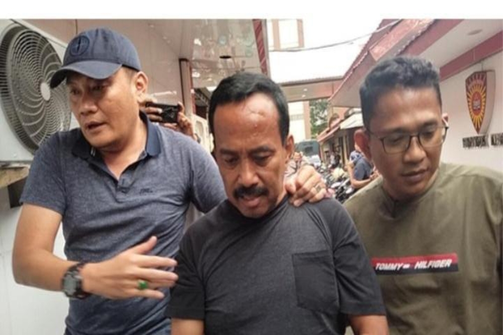 Polisi menggiring mantan Wali Kota Blitar Samanhudi Anwar./Ist
