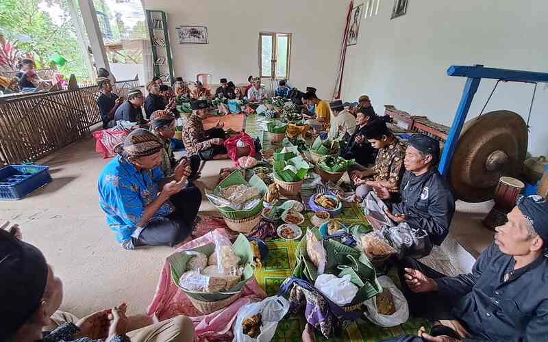 Suasana ritual slametan yang digelar masyarakat adat di Banyumas setiap tanggal 12 Mulud penanggalan Aboge./Bisnis-Muhammad Faisal Nur Ikhsan.