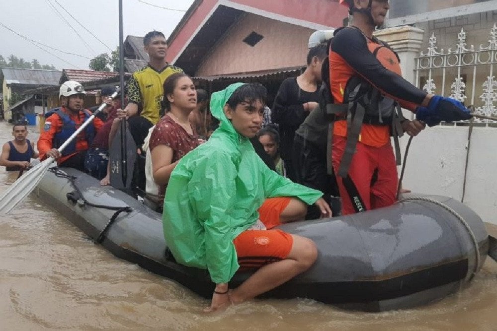 Bencana banjir dan tanah longsor melanda Manado, Sulawesi Utara, Jumat (27/1/2023)/Antara-Humas Basarnas Manado.