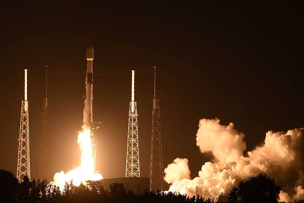 Sebuah roket SpaceX Falcon 9 yang membawa batch ke-19 dari sekitar 60 satelit Starlink diluncurkan dari pad 40 di Cape Canaveral Space Force Station. Reuters