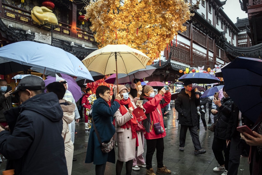 Pejalan kaki di area perbelanjaan Najing East Road selama liburan Tahun Baru Imlek di Shanghai, China, Selasa, (24/1/2023). Bloomberg/Qilai Shen. 