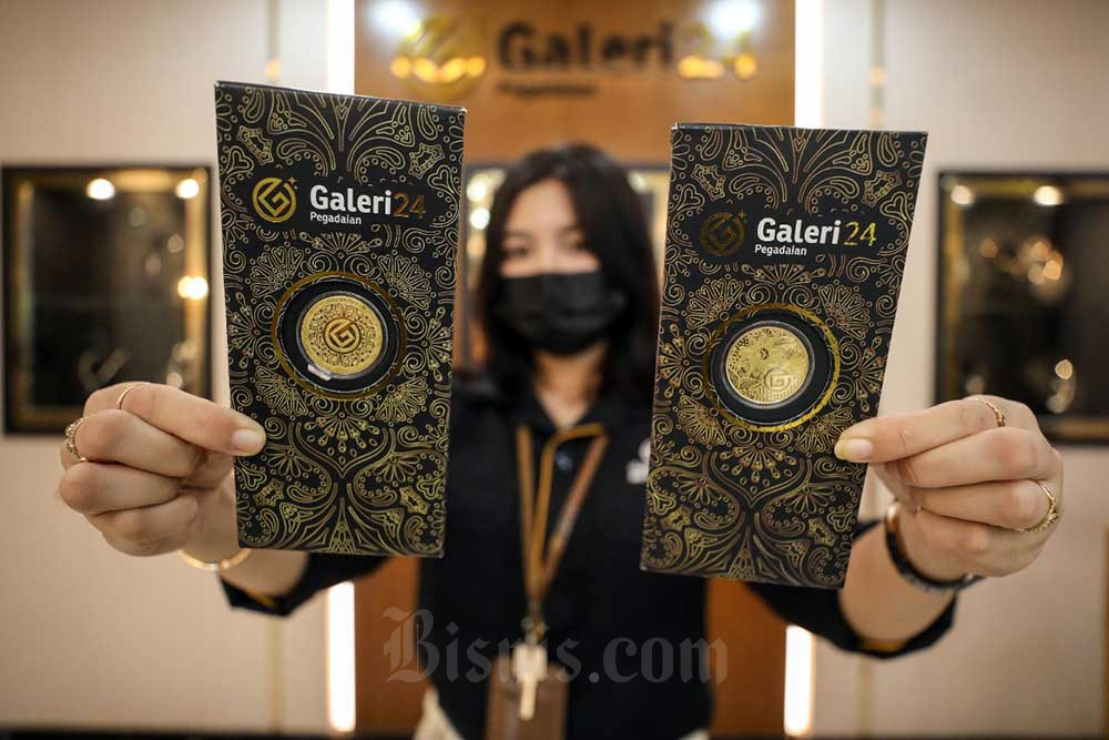 Karyawan menunjukan emas di Galeri 24 Pegadaian, Jakarta, Selasa (19/7/2022). Bisnis/Eusebio Chrysnamurti 