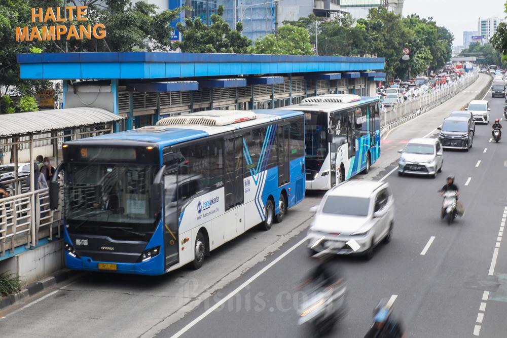 Dishub DKI Masih Evaluasi Tarif Integrasi Transjakarta, MRT, dan LRT. Bus Transjakarta melintas di Halte Mampang Prapatan, Jakarta, Selasa (17/1/2023). Bisnis/Suselo Jati