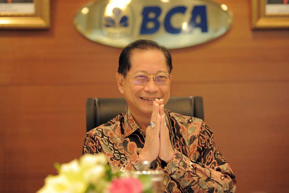 Presiden Direktur BCA Jahja Setiaatmadja memberikan keterangan saat Paparan Kinerja Keuangan BCA Semester I 2022 di Jakarta, Rabu (27/7/2022). Bisnis