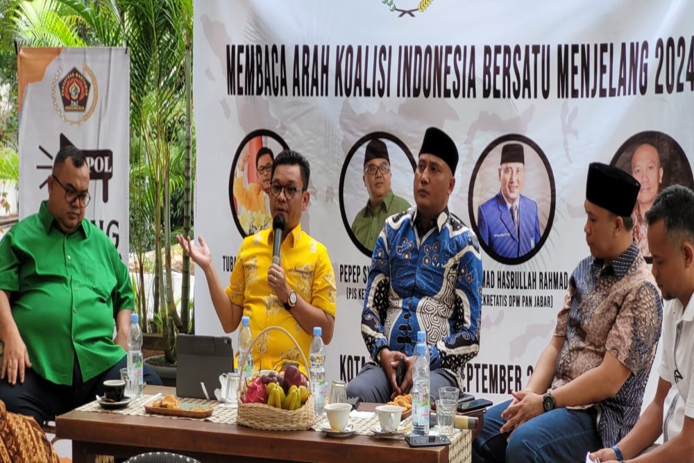 Ketua DPD Golkar Jawa Barat Tubagus Ace Hasan (berbaju kuning) saat  diskusi Membaca Arah Koalisi Indonesia Bersatu Menjelang 2024 di Bandung, Jumat (30/9/2022). JIBI/Bisnis-Wisnu Wage