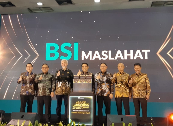 Jajaran dewan pembina dan pengurus BSI Maslahat dalam acara grand launching & public expose BSI Maslahat pada Senin (30/1/2023) di Jakarta.