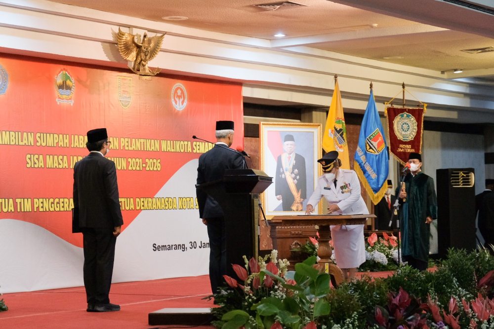 Hevearita Gunaryanti Rahayu resmi dilantik sebagai Wali Kota Semarang periode 2021-2026 oleh Gubernur Jawa Tengah Ganjar Pranowo, Senin (30/1/2023)./ Foto: Istimewa