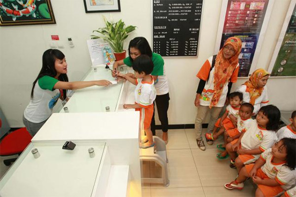 Sejumlah anak diajarkan cara menabung di bank./JIBI-Desi Suryanto 