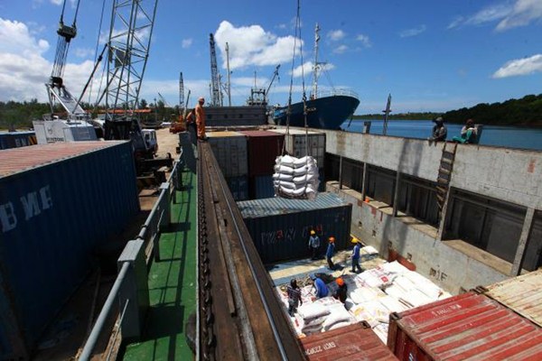 Aktivitas bongkar muat di Pelabuhan Kijang yang dikelola PT Pelabuhan Indonesia. /JIBI