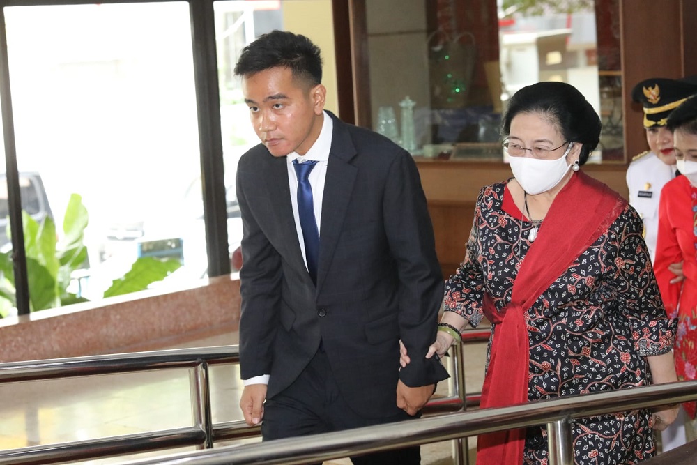  Gibran Unggah Foto Gandeng Megawati, Bahas Pilgub 2024?