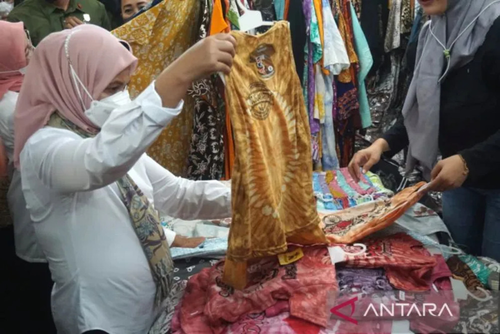 Ibu Negara Iriana Joko Widodo berbelanja di Pasar Beringharjo, Kota Yogyakarta, Selasa (31/1/2023)./Antara-Luqman Hakim.