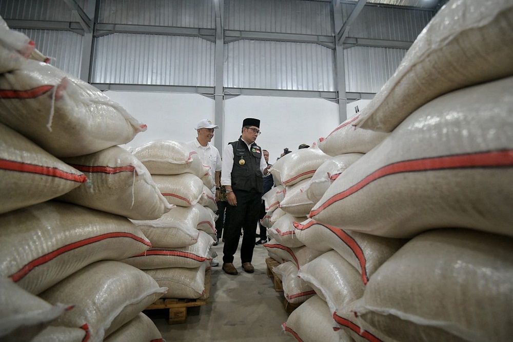 Gubernur Jabar Ridwan Kamil mengecek ketersediaan beras di gudang Bulog./Istimewa