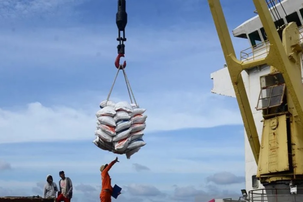 Buruh pelabuhan menurunkan beras impor asal Vietnam dari kapal kargo di Pelabuhan Malahayati, Kabupaten Aceh Besar, Aceh, Kamis (5/1/2023)./Antara