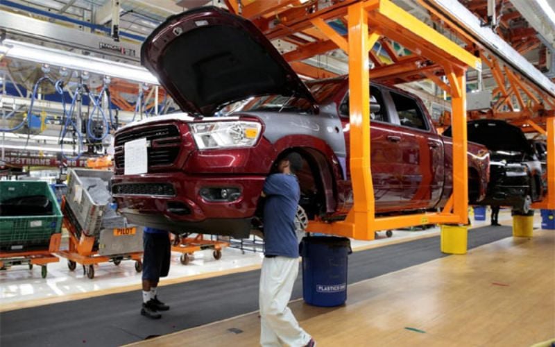 Pekerja perakitan mobil Fiat Chrysler membangun 2019 truk pickup Ram di Vertical Adjusting Carriers di Pabrik Perakitan FCA Sterling Heights di Sterling Heights, Michigan, AS, 22 Oktober 2018/Reuters-Rebecca Cook.