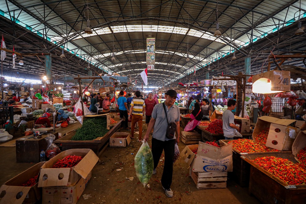 Pedagang beraktivitas di salah satu pasar tradisional di Jakarta, Selasa (25/10). Bank Indonesia (BI) dalam Survei Pemantauan Harga (SPH) memperkirakan tingkat inflasi hingga minggu ketiga Oktober 2022 mencapai 0,05% secara bulanan (month-to-month/mtm). JIBI/Bisnis/Abdurachmanrn