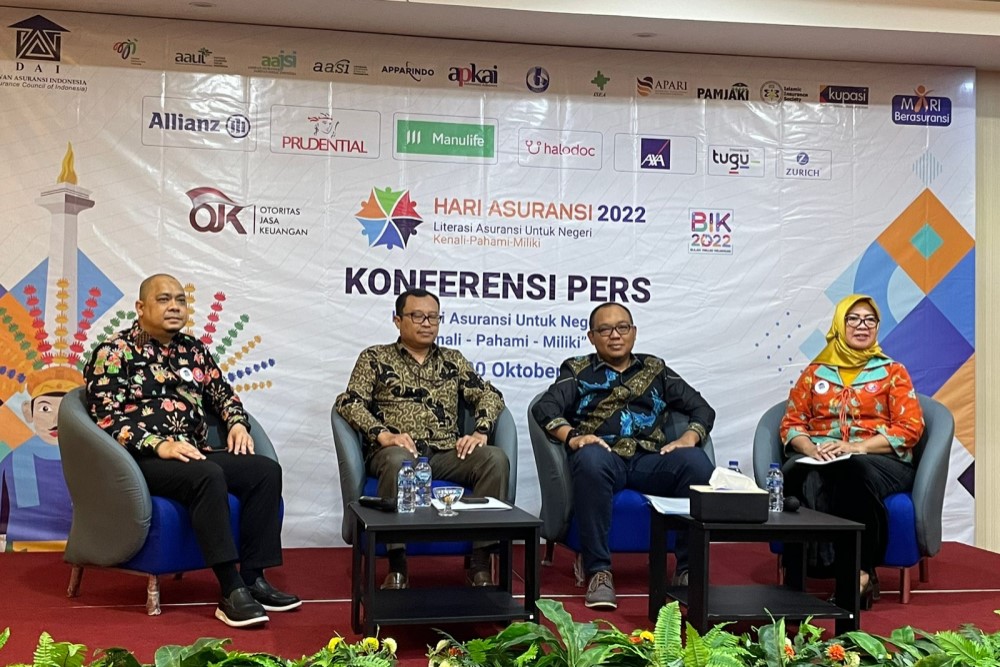 Direktur Eksekutif AASI Erwin Noekman (kiri), Ketua Dewan Asuransi Indonesia Tatang Nurhidayat (dua kiri) dan Ketua Panitia Hari Asuransi 2022 Retno Susanti (kanan) beberapa waktu lalu./Bisnis - Rika Anggraeni 