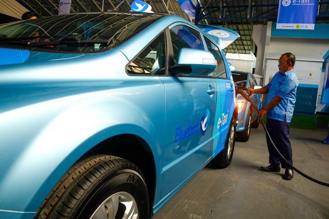 Pengemudi mengisi daya taksi listrik Bluebird di sela-sela peluncurannya di Jakarta, Senin (22/4/2019)./Bisnis-Felix Jody Kinarwan