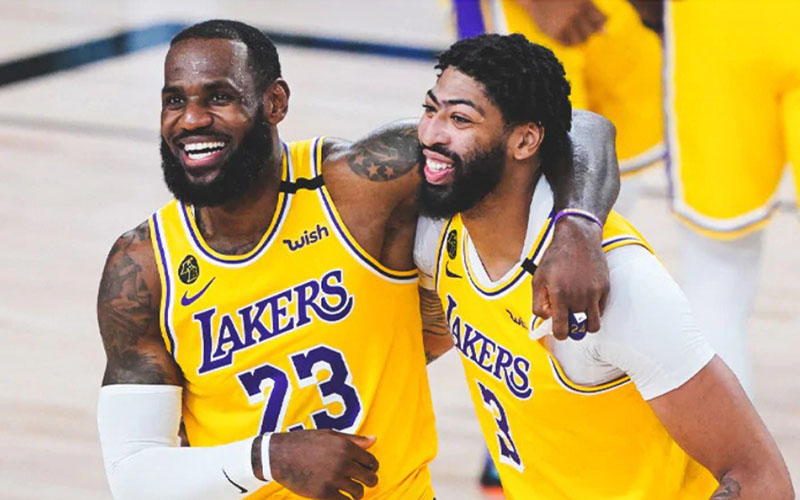 Dua pebasket andalan Los Angeles Lakers, LeBron James (kiri) dan Anthony Davis./nba.com