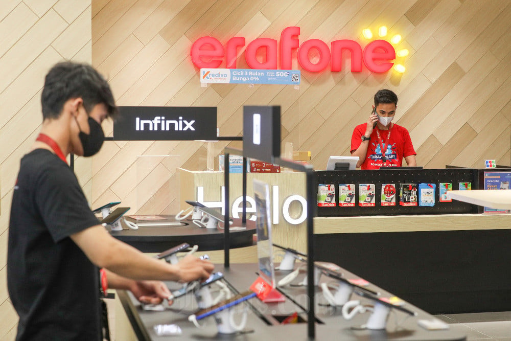 Karyawan beraktivitas di salah satu gerai Erafone milik Erajaya di Jakarta, Selasa (4/10/2022). Bisnis/Suselo Jati
