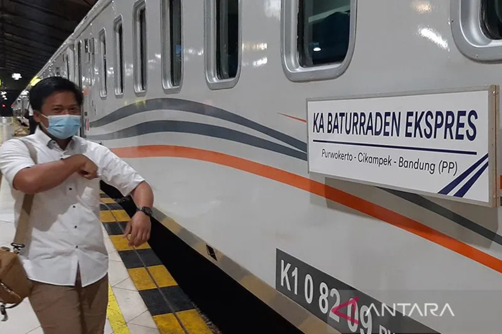 KA Baturraden Ekspres relasi Purwokerto-Bandung PP saat baru diluncurkan di Stasiun Purwokerto, Jumat (25/6/2021)./Antara-Sumarwoto