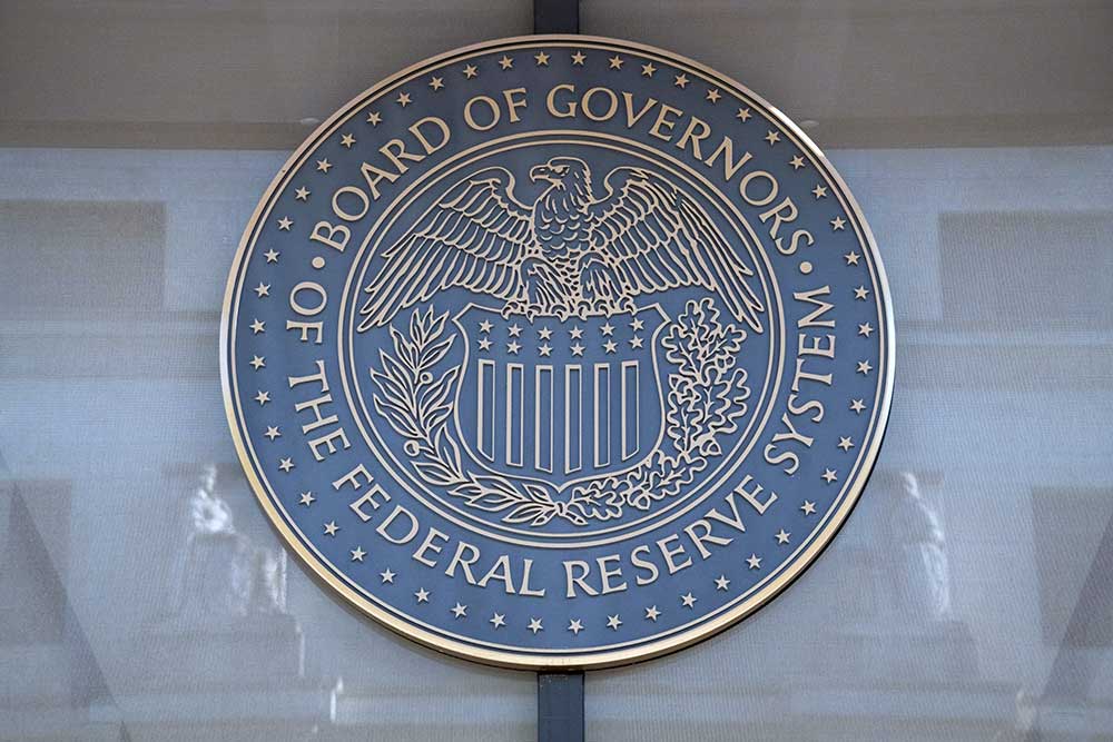 Logo Federal Reserve Marriner S. Eccles di Washington, D.C., AS, Selasa (23/8/2022). Bloomberg/Graeme Sloan