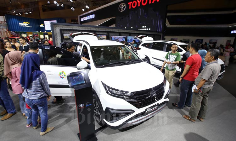 Mobil Toyota Rush di Pajang saat pameran Indonseia International Motor Show 2018 di Jakarta, Minggu (22/4/2018)./Bisnis-Abdullah Azzam