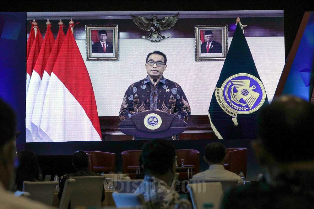 Layar menampilkan Menteri Perhubungan Budi Karya Sumadi memberikan pidato pembuka saat acara Bisnis Indonesia Logistics Awards 2022 dan Forum Logistik 2022 di Jakarta, Selasa (8/11/2022). Bisnis/Arief Hermawan P 