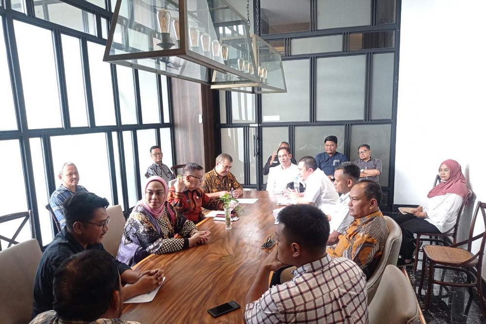 Rapat terbatas PWI Jabar dengan Bupati Karawang Cellica Nurrachadiana, Kamis (2/2/2023).
