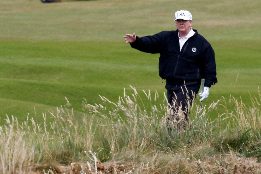Mantan Presiden AS Donald Trump memberi isyarat saat dia berjalan di lapangan resor golfnya, di Turnberry, Skotlandia 14 Juli 2018. REUTERS/Henry Nicholls/File Foto
