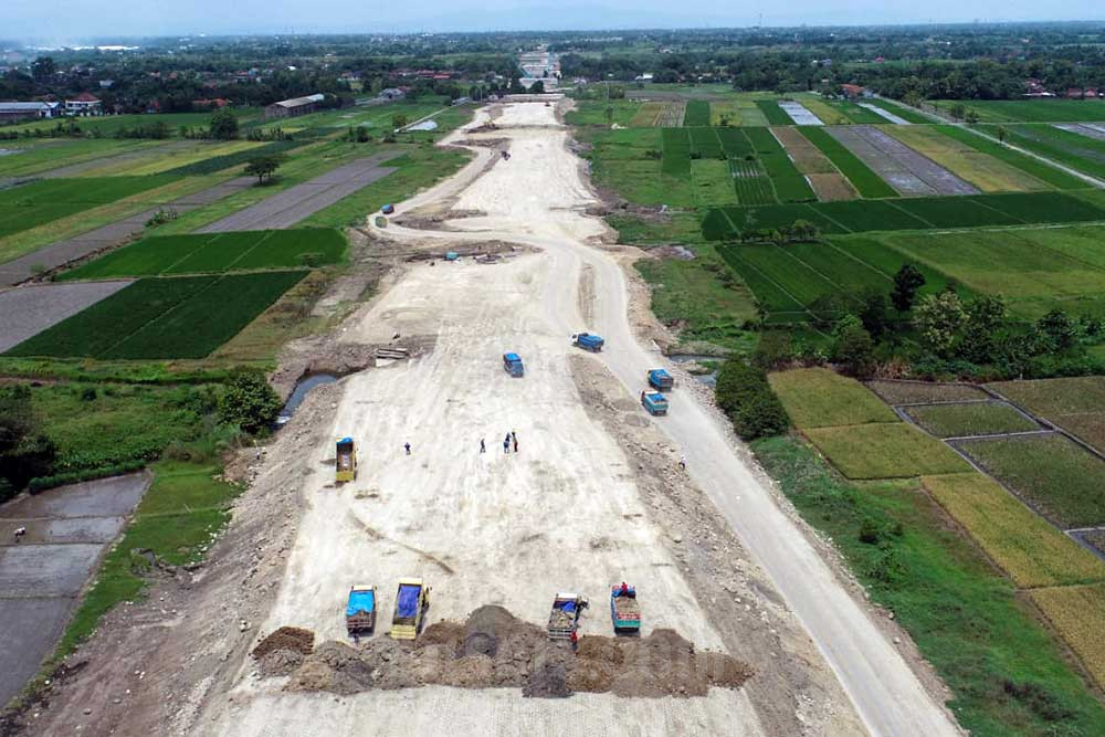 Foto aerial proyek pembangunan Jalan Tol Solo-Yogyakarta Paket 1.1 di Kartasura, Jawa Tengah, Selasa (20/9/2022)./Bisnis-Himawan L Nugraha