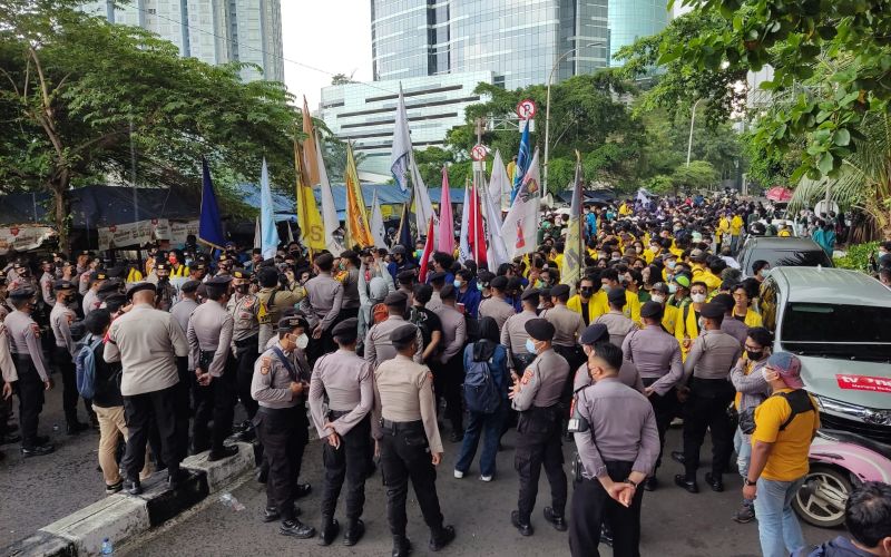 Petugas Kepolisian bersiaga mengamankan aksi demonstrasi mahasiswa di depan Gedung KPK, Jakarta, Senin (27/9/2021) - BISNIS - Setyo Aji Harjanto.