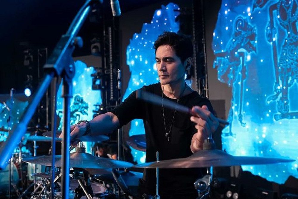  Profil Tyo Nugros, Drummer Dewa 19 yang Bikin Kaum Hawa Histeris