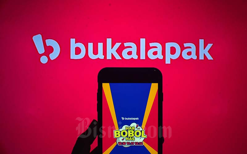 Warga menggunakan aplikasi Bukalapak di Jakarta, Selasa (18/1/2022). Bisnis/Fanny Kusumawardhani
