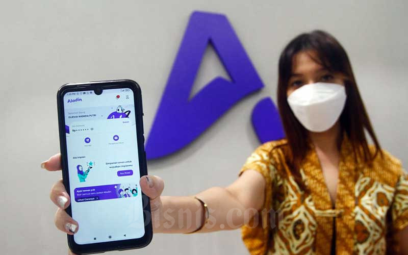 Karyawati menggunakan aplikasi mobile Bank Aladin di Jakarta, Rabu (26/1/2022). Bisnis - Himawan L Nugraha