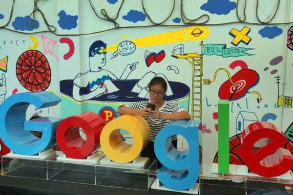 Pengunjung bersandar pada logo Google, di Jakarta, Kamis (26/10)./JIBI-Nurul Hidayat
