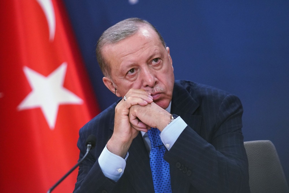 Barat Tutup Sementara Konsulat di Turki, Erdogan Meradang. Presiden Recep Tayyip Erdogan mengatakan bahwa Turki dapat mempertimbangkan Finlandia untuk masuk keanggotaan NATO dibanding Swedia. /Bloomberg