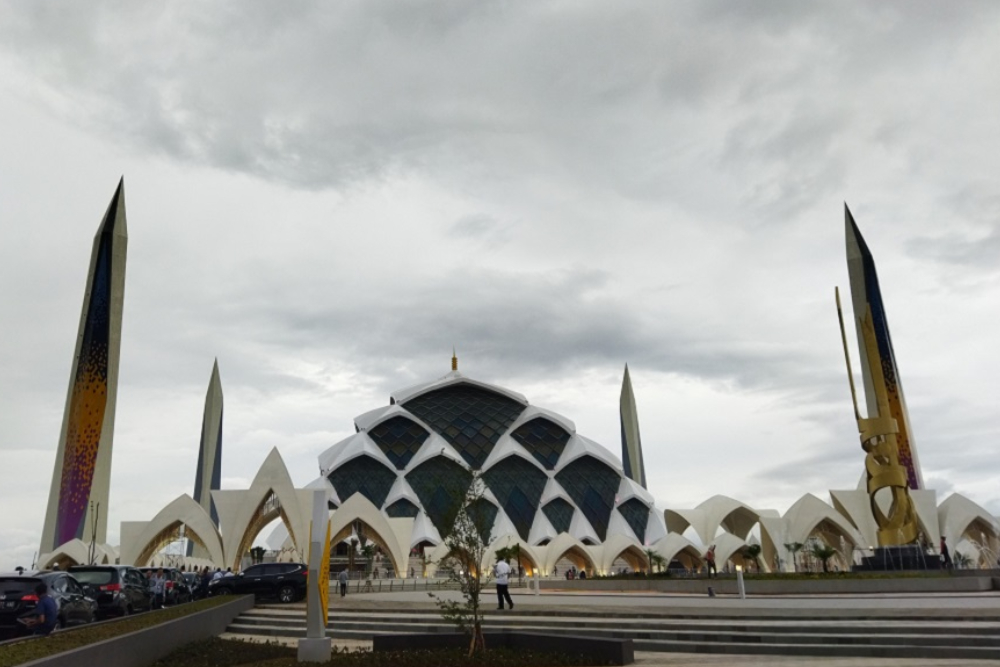  Keadaan Terkini Masjid Al Jabbar: Banyak Sampah, Copet dan Macet