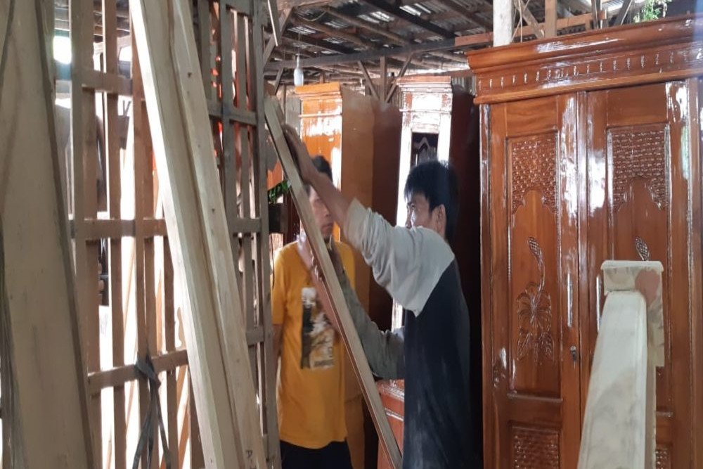 Pekerja di kampung meubel Pulo Kambing tengah melakukan produksi pada Senin (6/2/2022)/Bisnis-Widya Islamiati