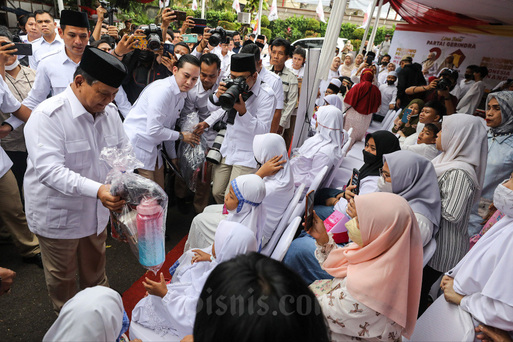  Prabowo Subianto Serahkan Santunan Kepada Anak Yatim Saat HUT Ke-15 Partai Gerindra