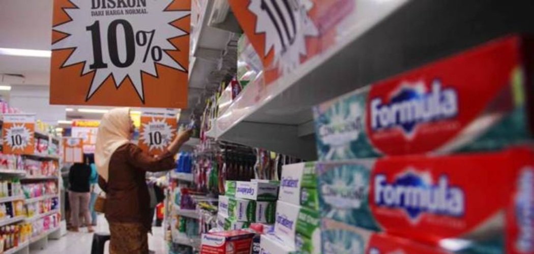 Konsumen memilih barang kebutuhan di salah satu gerai supermarket di Jakarta, Minggu (23/6/2019). - Bisnis/Triawanda Tirta Aditya. Kian Susut Segmen Hypermarket, Saatnya Ritel Mini Berjaya?